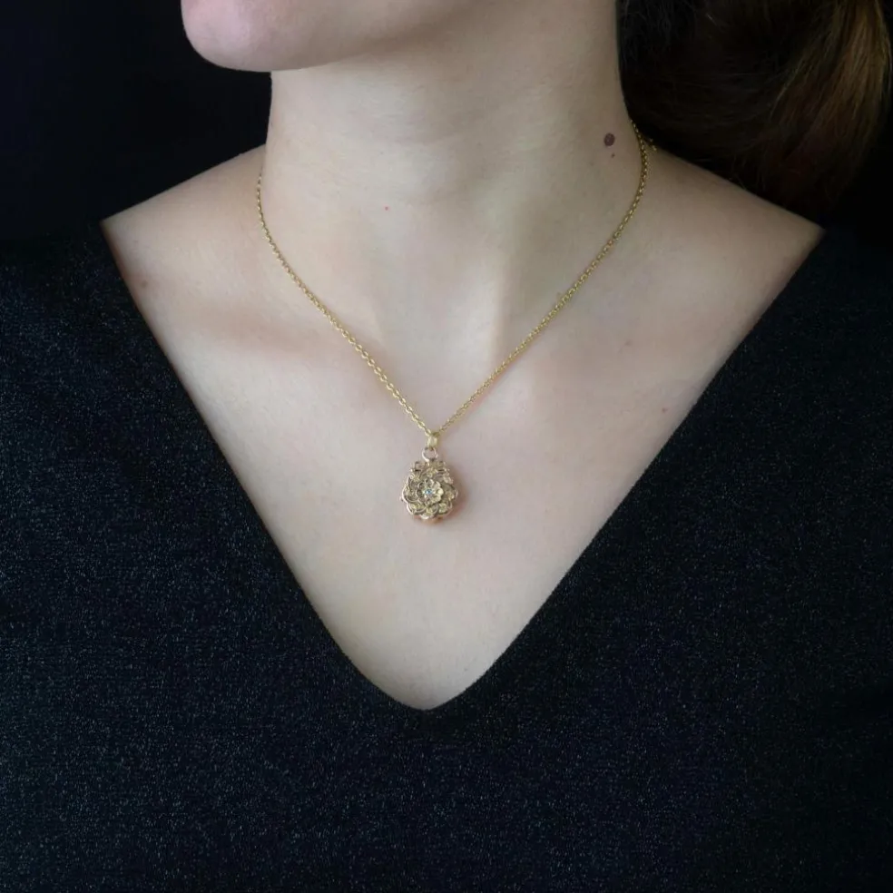 Médaillon ancien or rose ciselé diamant