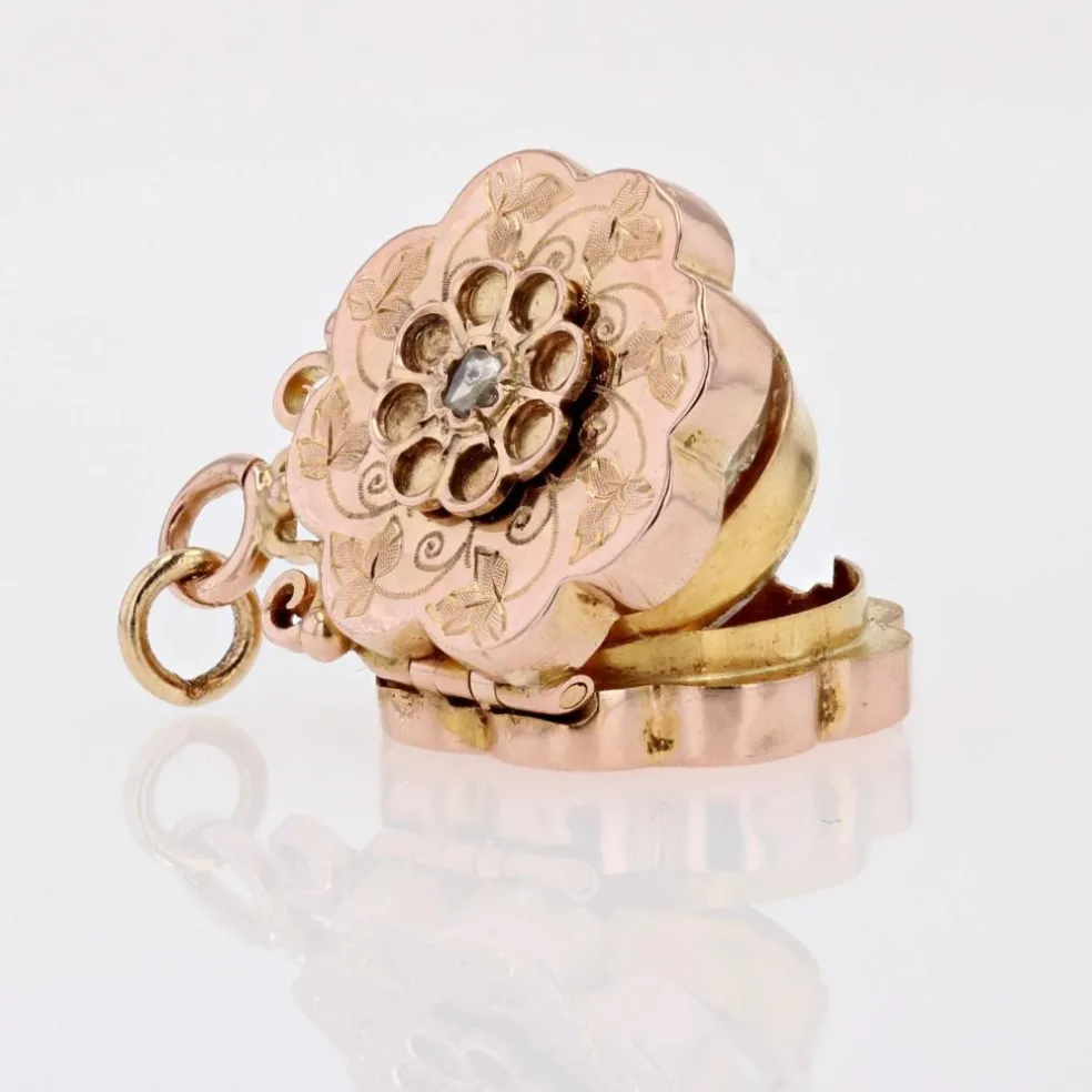 Médaillon ancien or rose ciselé diamant