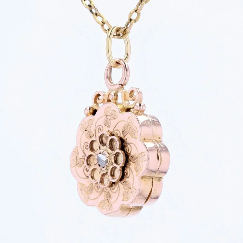 Médaillon ancien or rose ciselé diamant