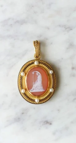 Médaillon camée agate et perles sur or jaune