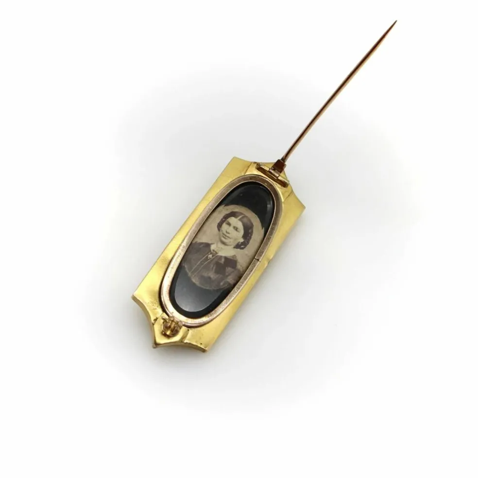 médaillon de deuil en forme d'enveloppe dorée avec flèche