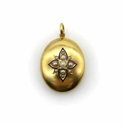 médaillon en or à décor floral de perles et d'émail