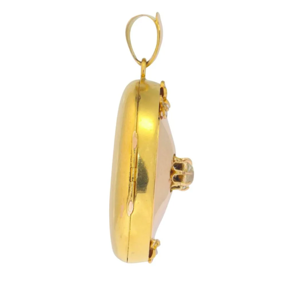 Médaillon en or avec diamant