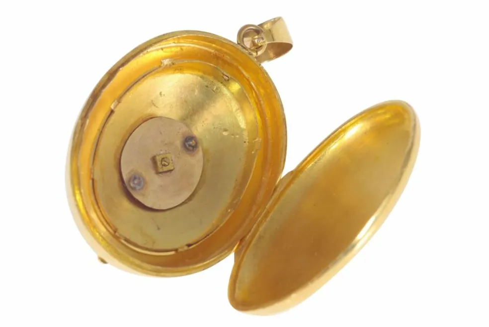 Médaillon en or avec diamant