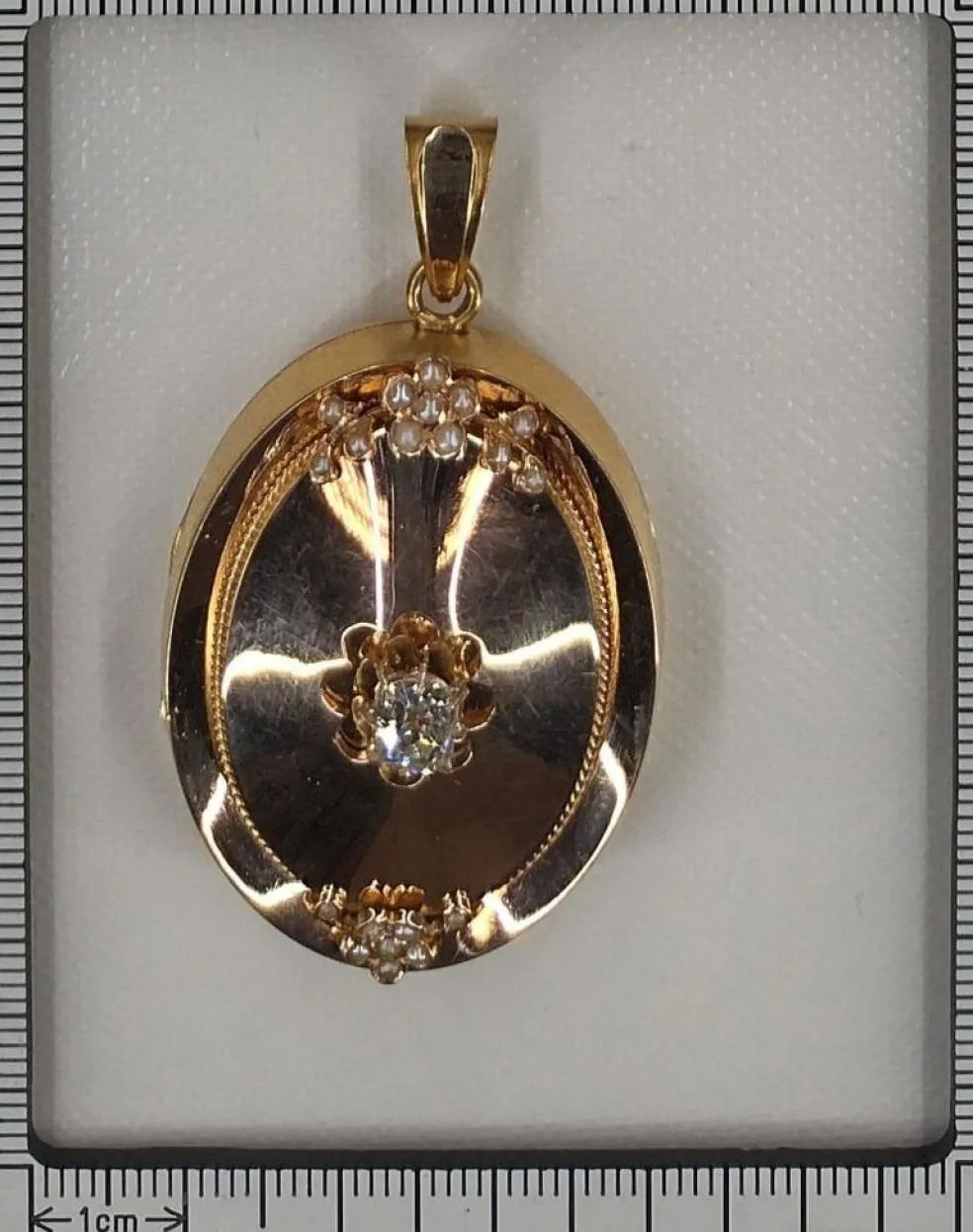 Médaillon en or avec diamant