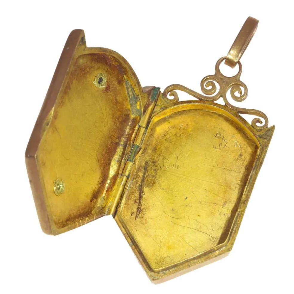 Médaillon en or avec émail, perles de rocaille