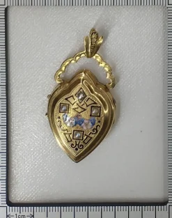 Médaillon en or avec émail et perles de rocaille naturelles