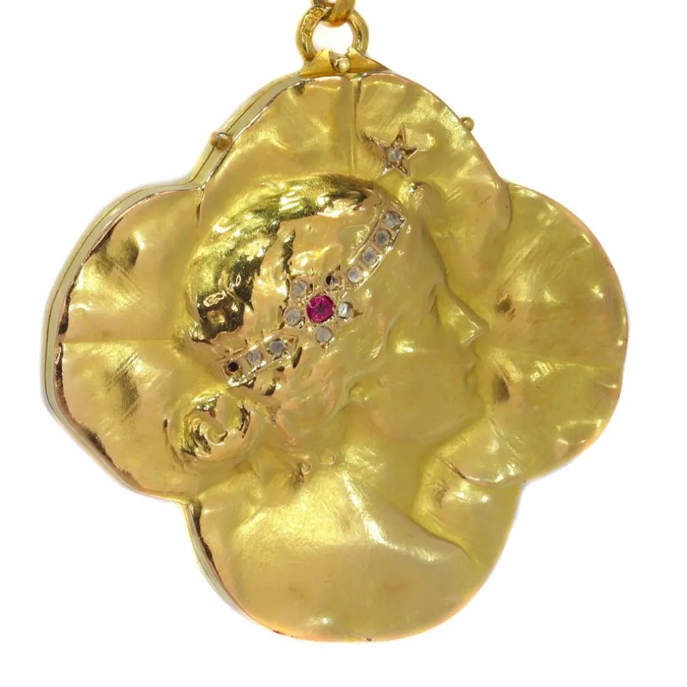 Médaillon en or porte-bonheur
