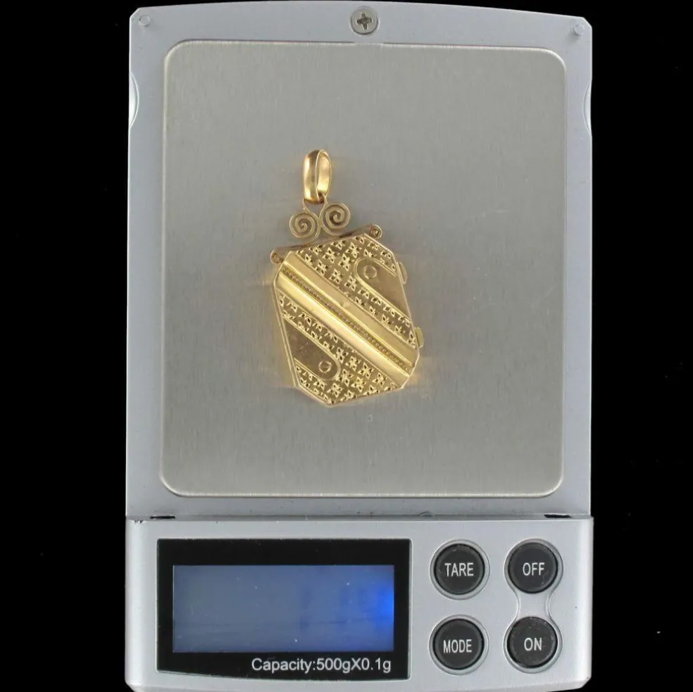 Médaillon en or rectangulaire