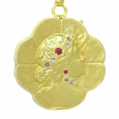 Médaillon en or serti de diamants