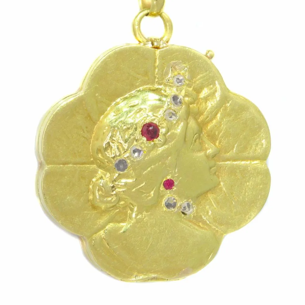 Médaillon en or serti de diamants