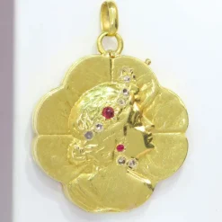 Médaillon en or serti de diamants