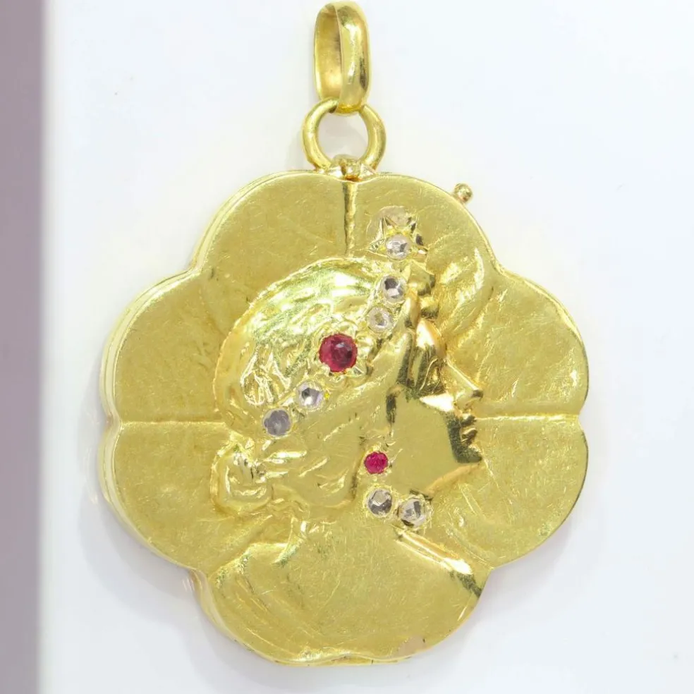 Médaillon en or serti de diamants