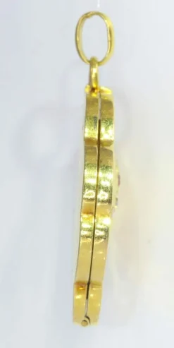 Médaillon en or serti de diamants