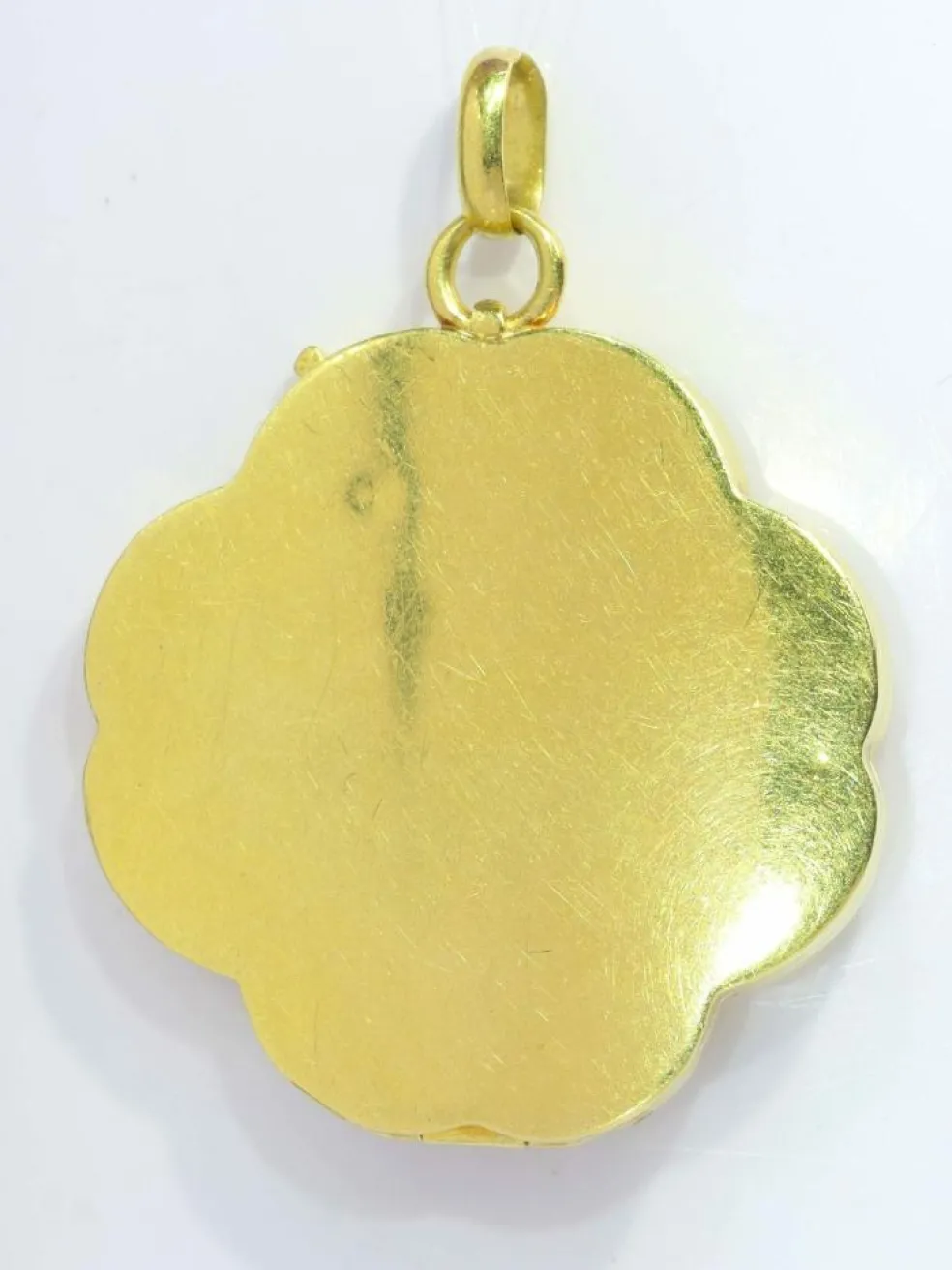 Médaillon en or serti de diamants