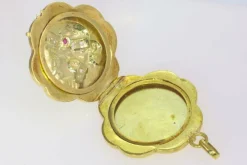 Médaillon en or serti de diamants