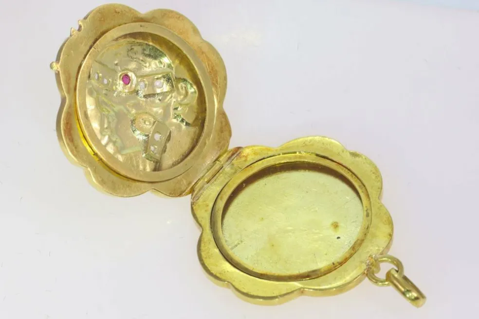 Médaillon en or serti de diamants