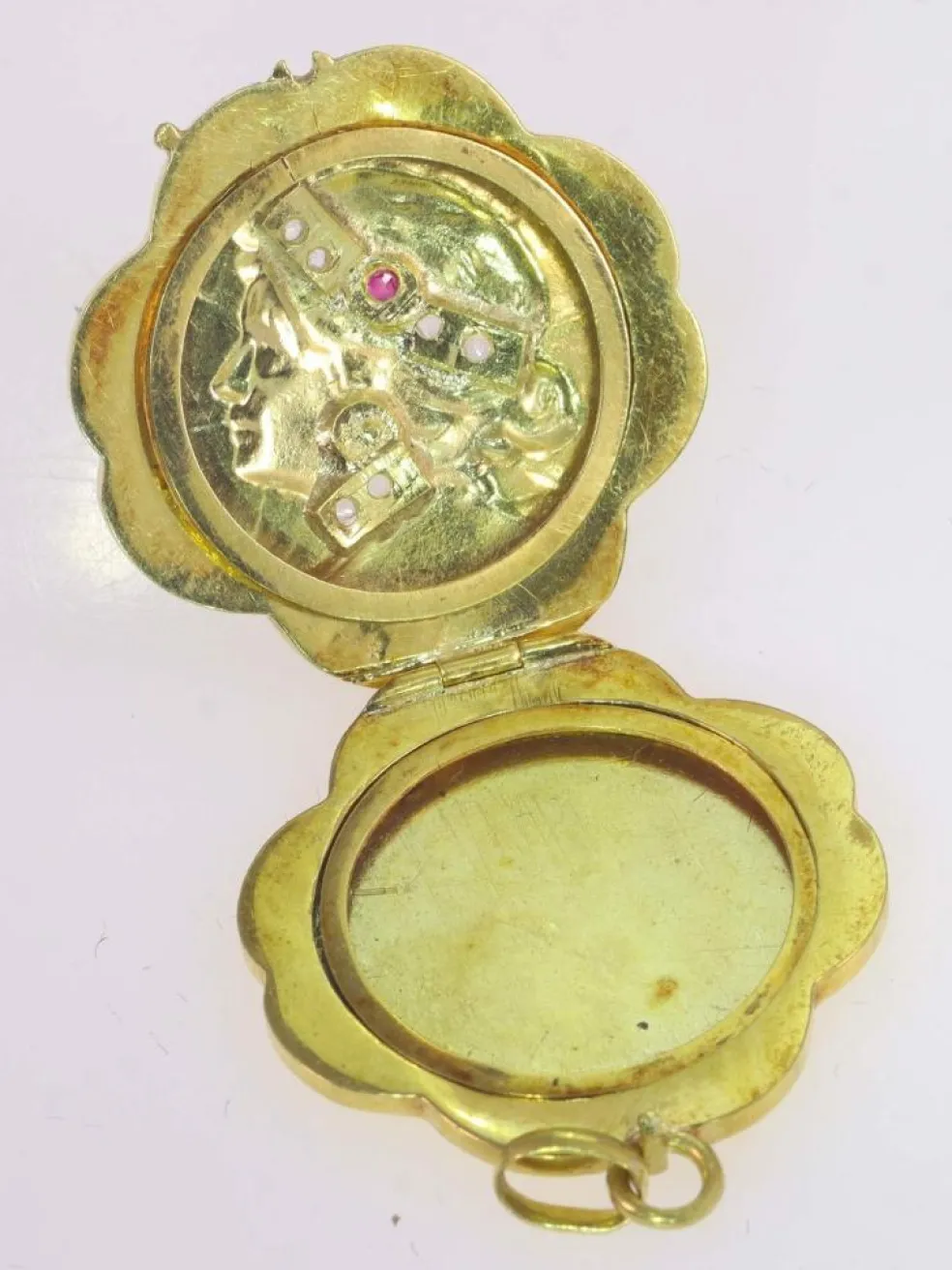 Médaillon en or serti de diamants