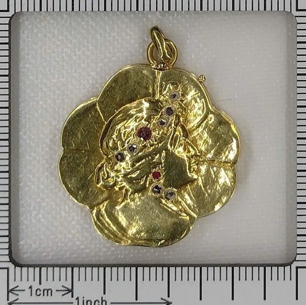 Médaillon en or serti de diamants