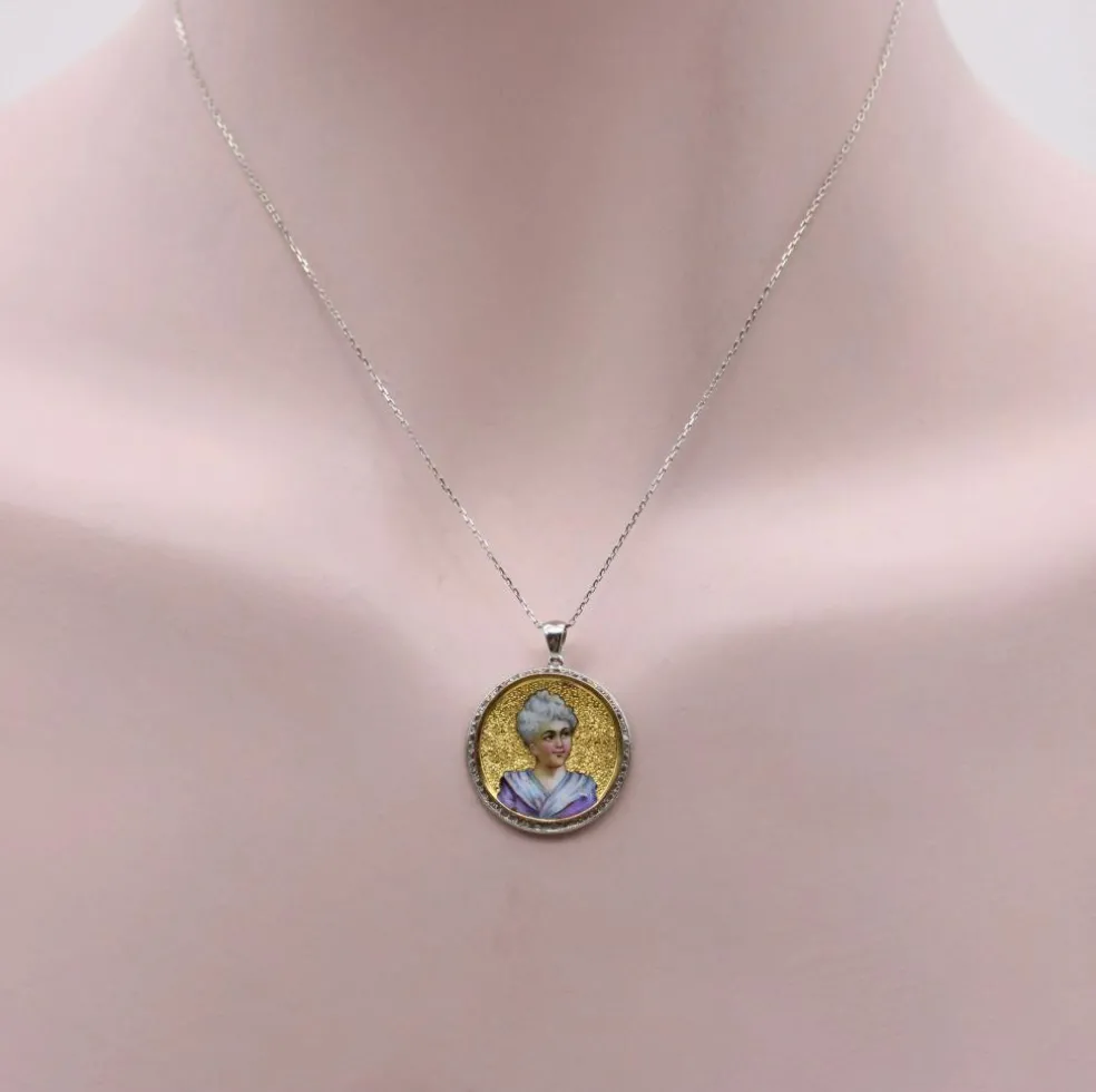 Médaillon miniature en émail victorien en or 14 carats avec chaîne en or 14 carats
