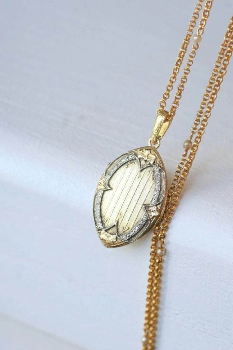 Médaillon navette Art Nouveau or et diamants