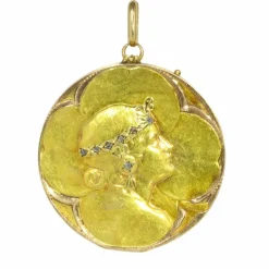 Médaillon or jaune, diamants