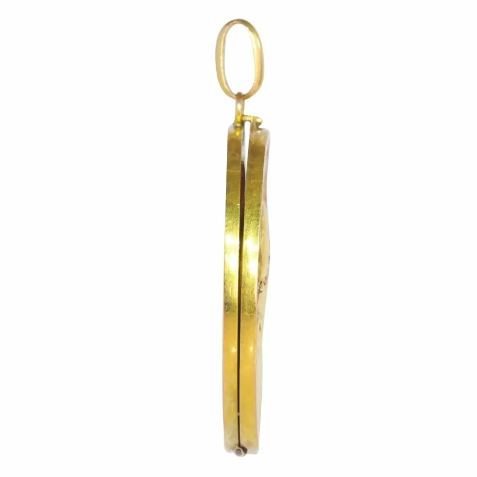 Médaillon or jaune, diamants