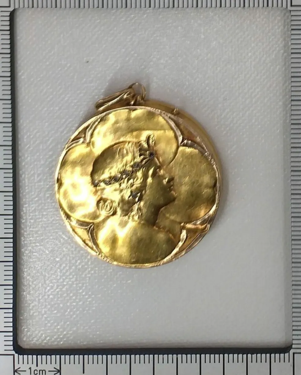 Médaillon or jaune, diamants
