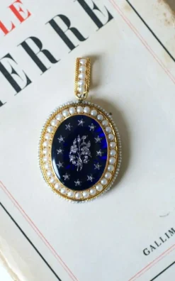 Médaillon ouvrant Or jaune Argent Email Diamants Perles