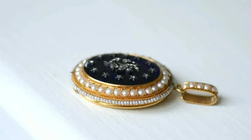 Médaillon ouvrant Or jaune Argent Email Diamants Perles