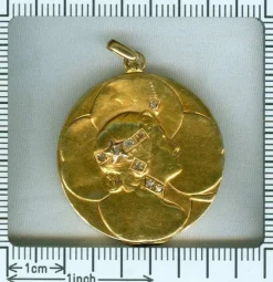 Médaillon porte-bonheur avec diamants