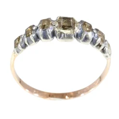 Murmures du passé : une bague baroque en diamant de 1700