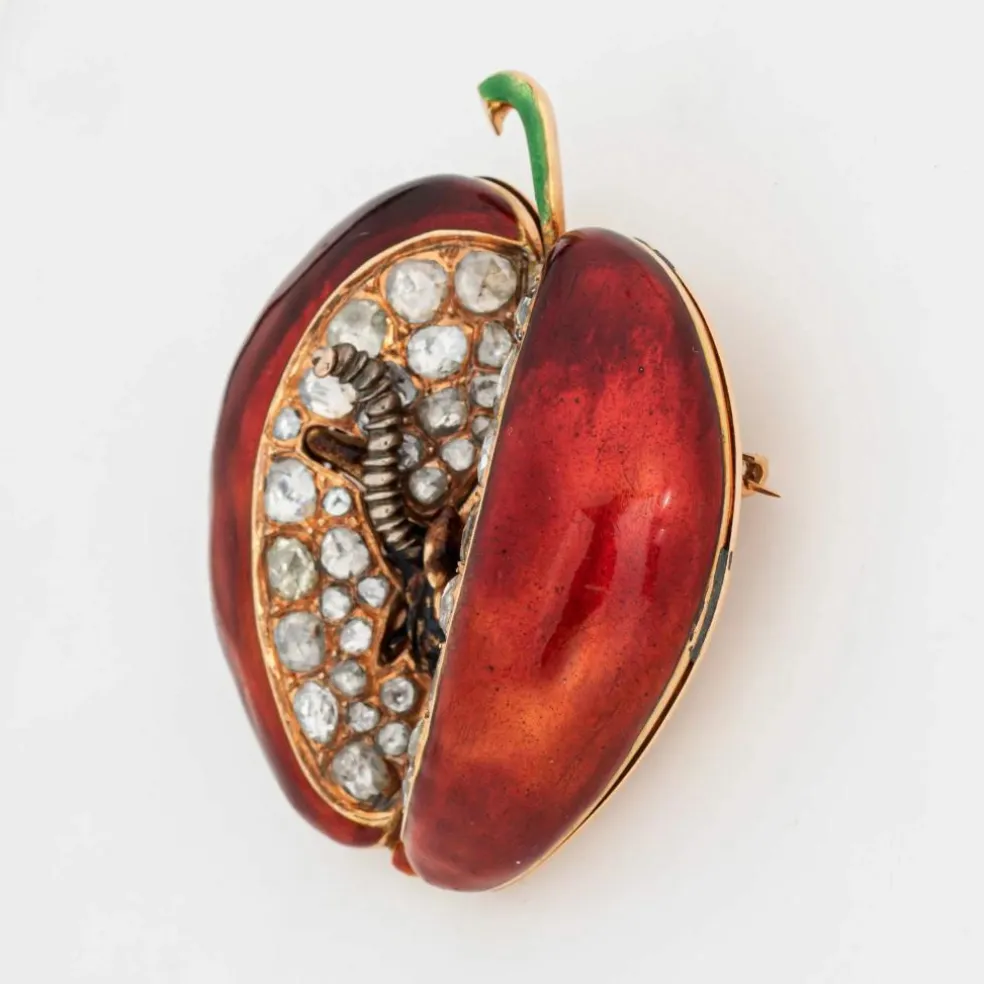 Énorme pendentif pomme et vers diamants or jaune