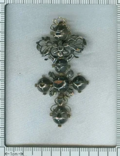 Or, croix de diamant