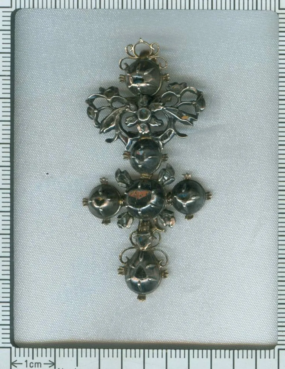 Or, croix de diamant