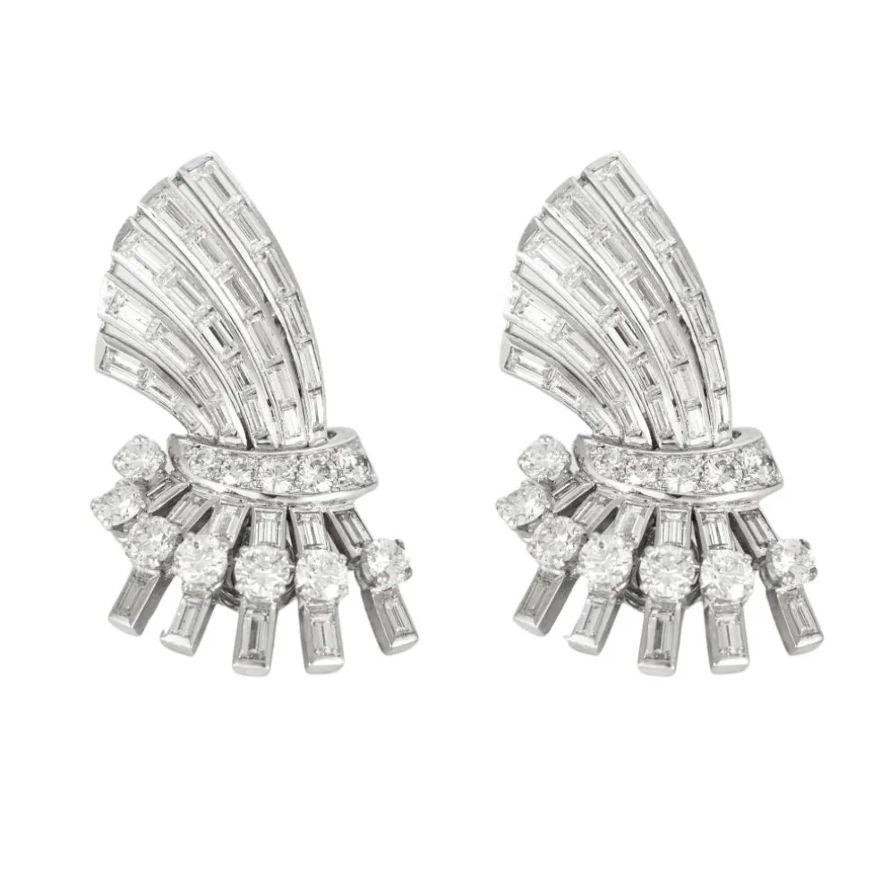 Paire d’anneaux d’oreilles or gris ornés de diamants
