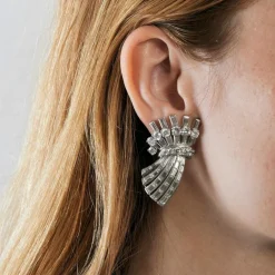 Paire d’anneaux d’oreilles or gris ornés de diamants