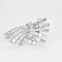 Paire d’anneaux d’oreilles or gris ornés de diamants