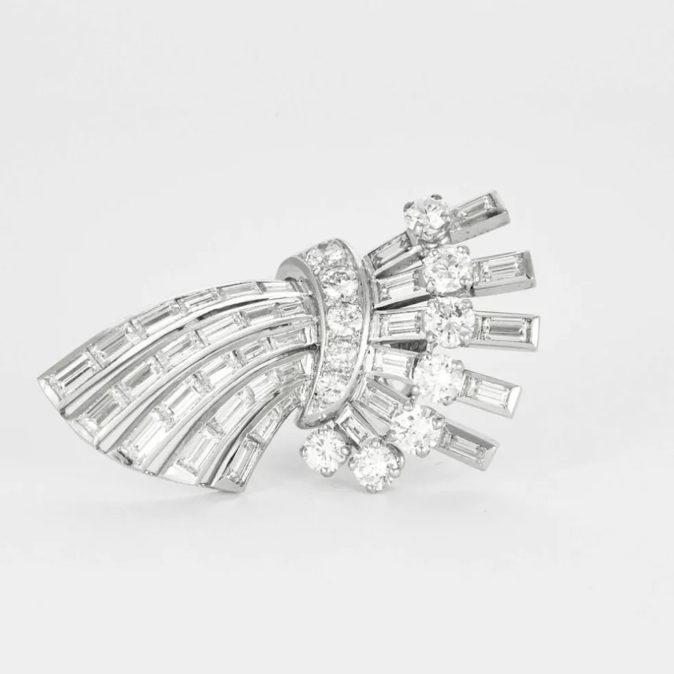 Paire d’anneaux d’oreilles or gris ornés de diamants