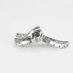 Paire d’anneaux d’oreilles or gris ornés de diamants