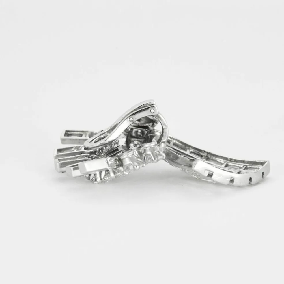 Paire d’anneaux d’oreilles or gris ornés de diamants