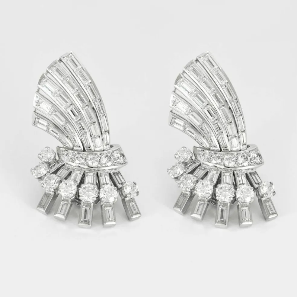 Paire d’anneaux d’oreilles or gris ornés de diamants