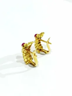 Paire de boucle d'oreille or, rubis et diamants