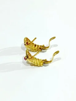 Paire de boucle d'oreille or, rubis et diamants