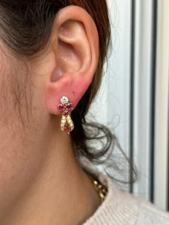 Paire de boucle d'oreilles or, rubis, diamants