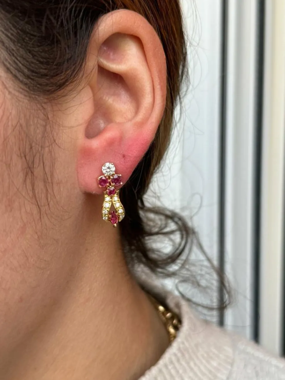 Paire de boucle d'oreilles or, rubis, diamants