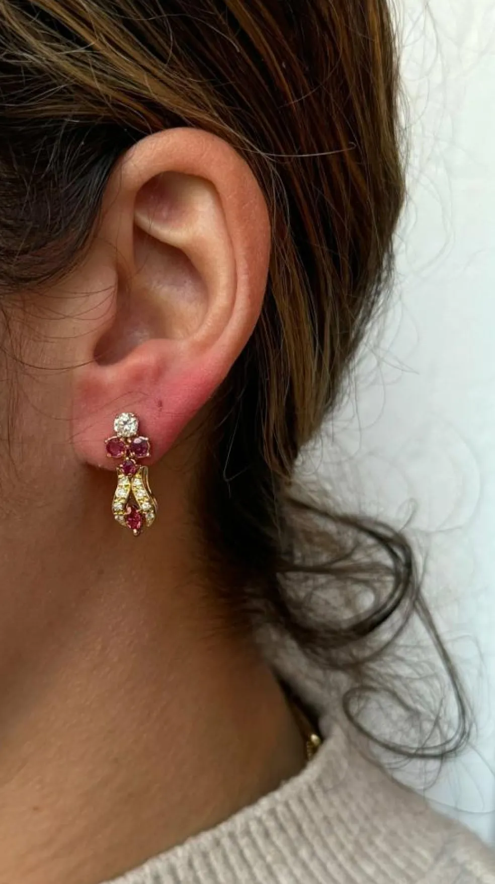 Paire de boucle d'oreilles or, rubis, diamants