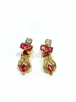 Paire de boucle d'oreilles or, rubis, diamants
