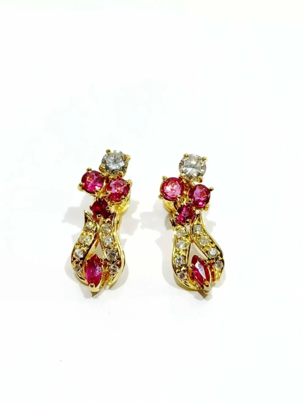 Paire de boucle d'oreilles or, rubis, diamants
