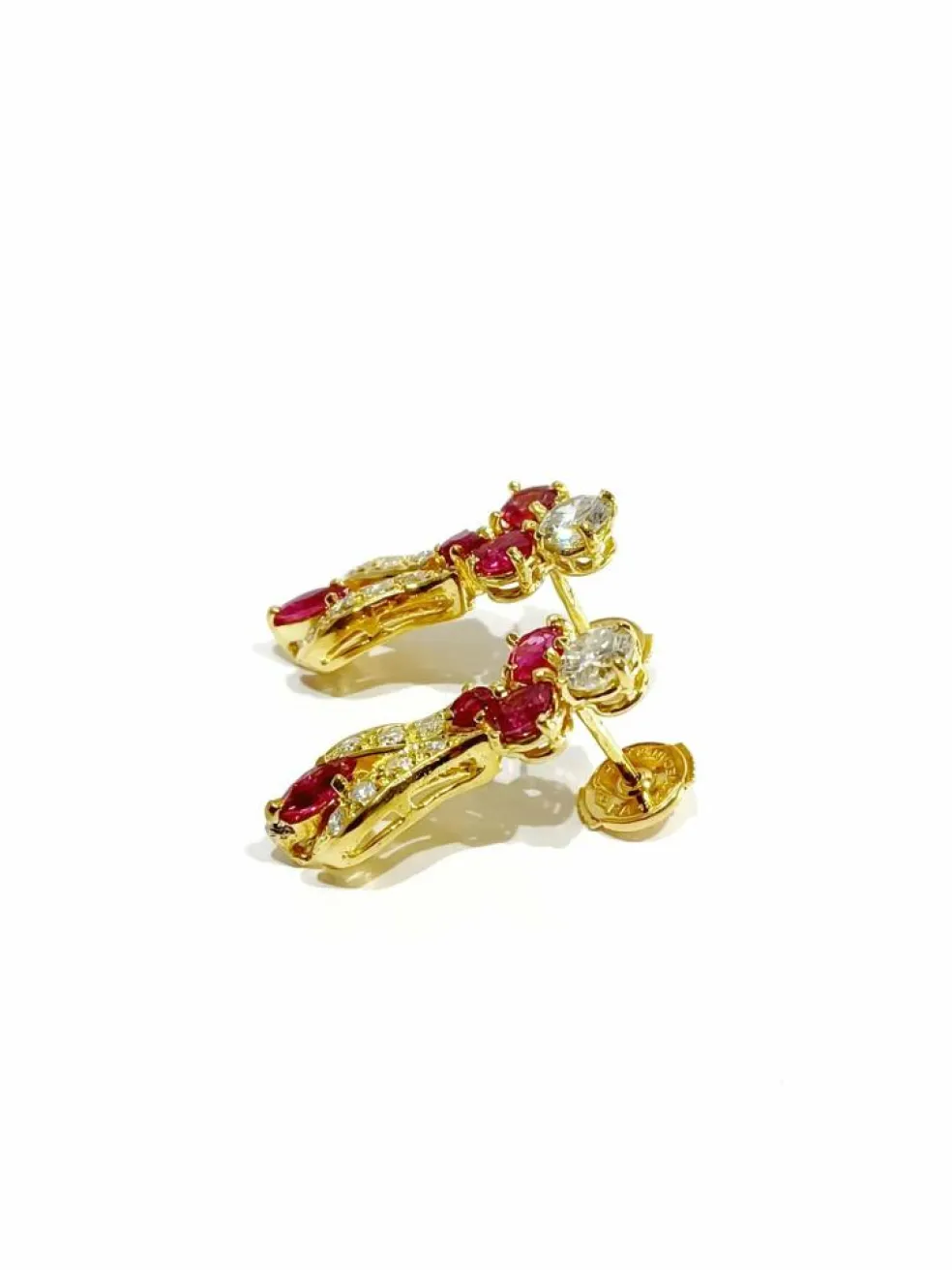 Paire de boucle d'oreilles or, rubis, diamants